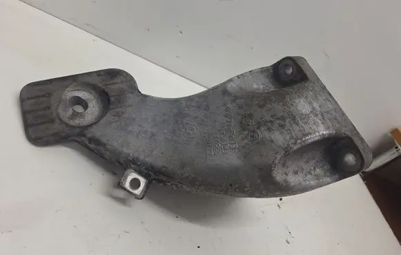 BMW 5 E60 E61 Engine mounting bracket 6777055