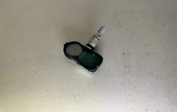 Nissan Juke I F15 Tire pressure sensor 407006WY0B 147012394B 00707B9