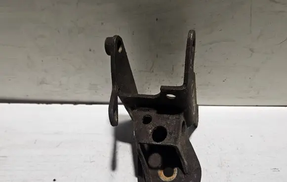 Engine mounting bracket