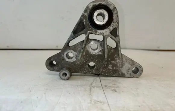 Volvo V70 Engine mount bracket 31262936