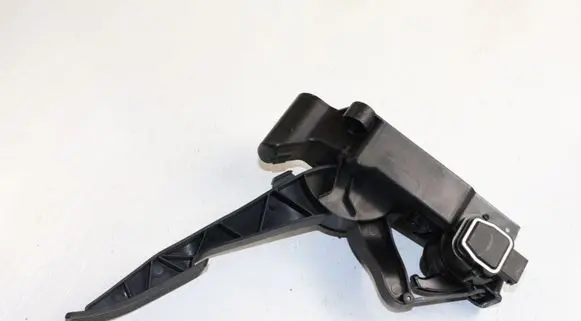 Mercedes-Benz B W245 Accelerator throttle pedal A1693000204 91754020