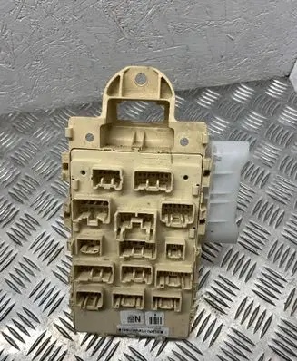 Toyota Yaris Fuse box set 827300D040