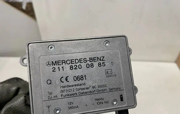 Mercedes-Benz E W211 Antenna control unit 2118200885
