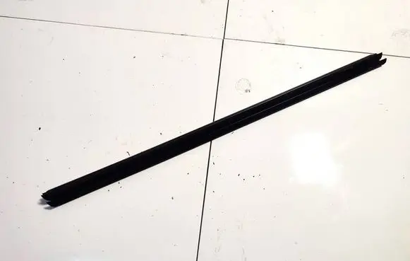Skoda Octavia Mk2 (1Z) Front door glass trim molding 1z0837479a