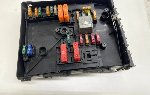 Volkswagen Tiguan Fuse module 1K0937808E 5N0970331C 5N1937070