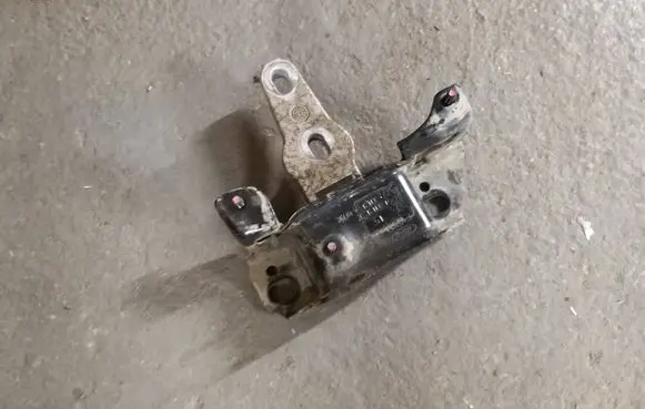 Ford Fiesta Engine mount bracket 8V517M121AE