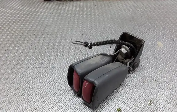 Volvo XC70 Middle seatbelt buckle (rear) 