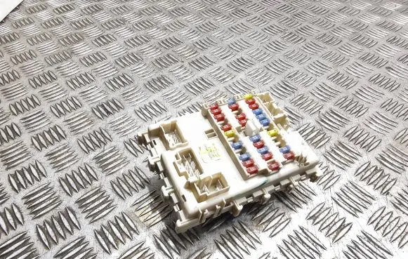 Nissan Almera N16 Fuse module 243505M310 0507043