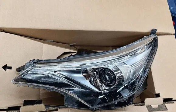 Toyota Avensis T270 Headlight/headlamp 8117005450