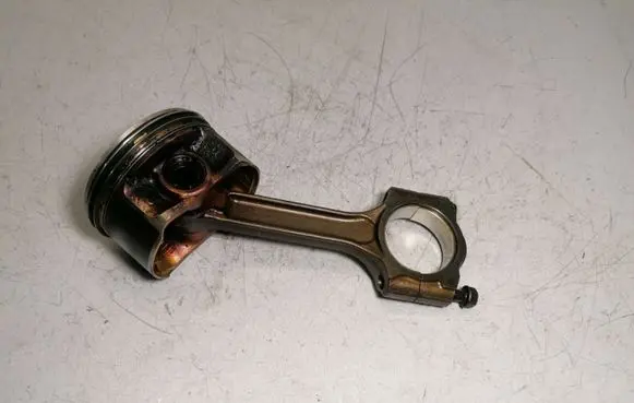 Nissan Qashqai Piston with connecting rod