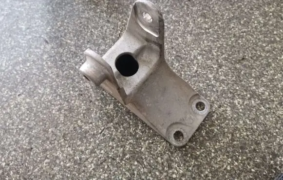 Nissan Leaf I (ZE0) Engine mounting bracket