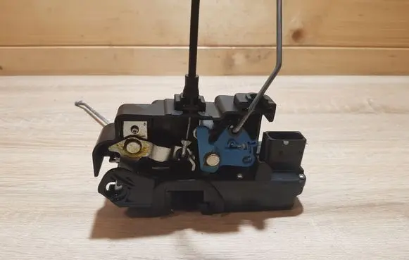 Opel Antara Front door lock