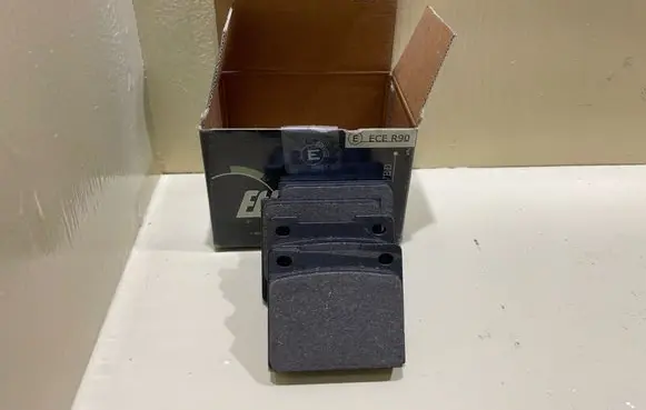 Volvo 140 Brake pads (front) 28BK033