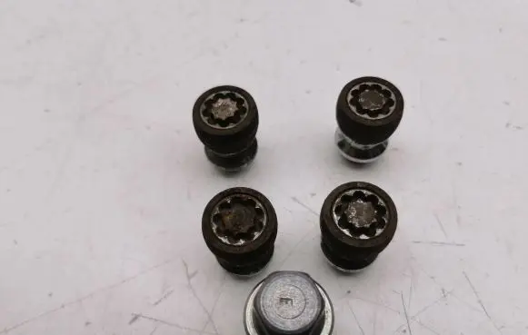 Opel Antara Anti-theft wheel nuts and lock 