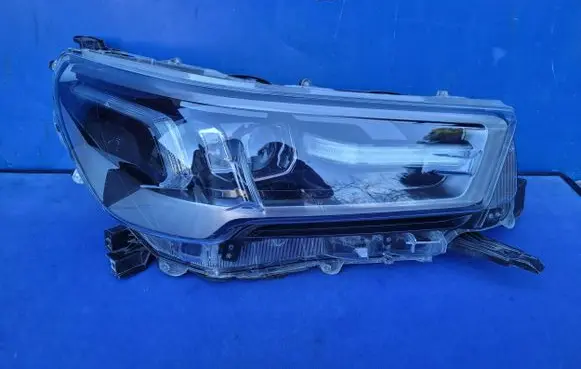 Toyota Hilux VIII Headlight/headlamp 81110YP438