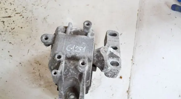 Volkswagen PASSAT B6 Engine mount bracket 1K0199262CN