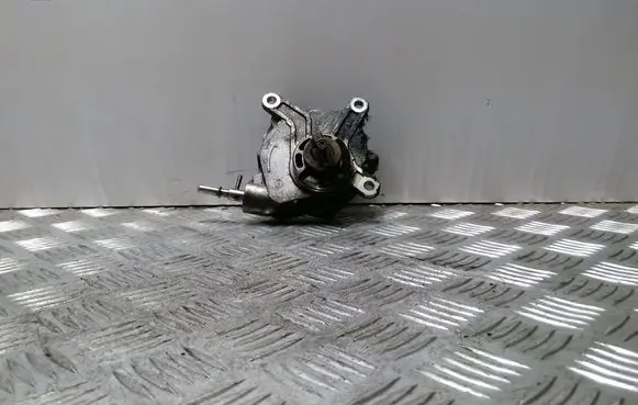 Toyota Avensis T250 Vacuum pump 19040756