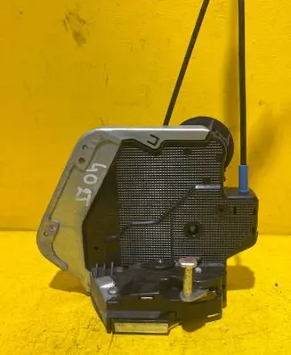 Toyota Corolla Verso AR10 Rear door lock 