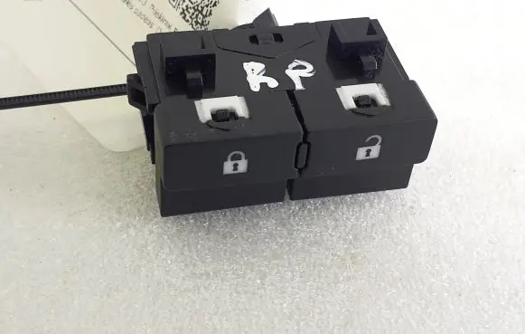 Nissan Qashqai J12 Central locking switch button 