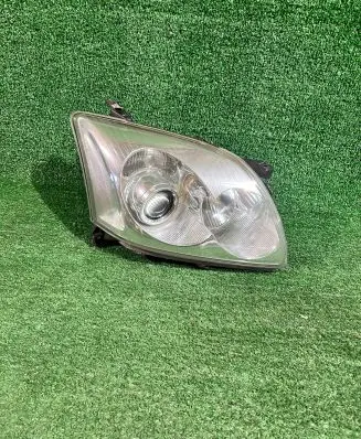 Toyota Avensis T250 Headlight/headlamp 8111005194
