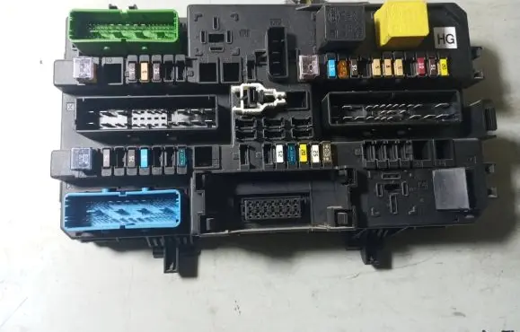 Opel Zafira B Fuse module 13206759