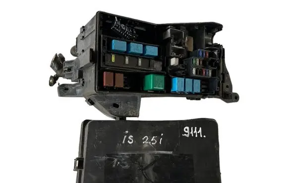 Lexus IS 220D-250-350 Fuse box set 8266253080