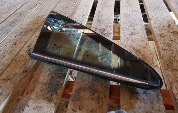 Opel Zafira B Front triangle window/glass 