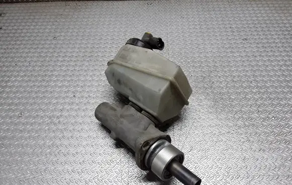 Master brake cylinder