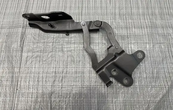 Engine bonnet/hood hinges