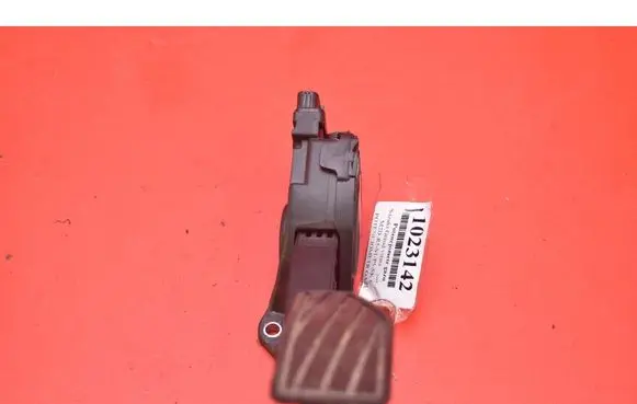 Accelerator throttle pedal