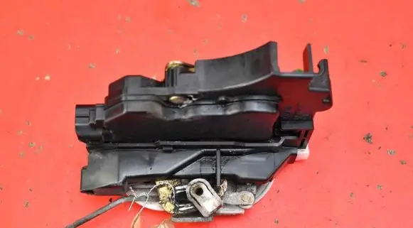 Mitsubishi Lancer Front door lock