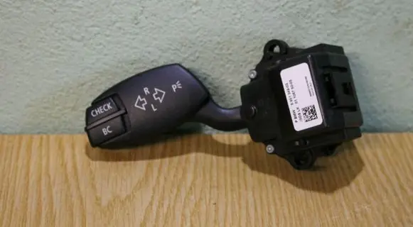 BMW 5 E60 E61 Indicator stalk 6951349