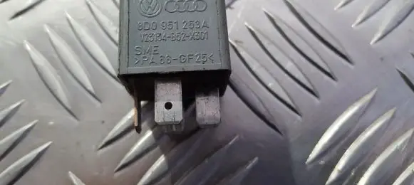 Volkswagen PASSAT B5.5 Other relay 8d0951253a v23134-b52-x301