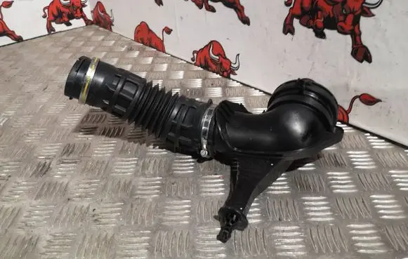 Maserati Levante Turbo air intake inlet pipe/hose 670038729 670105379