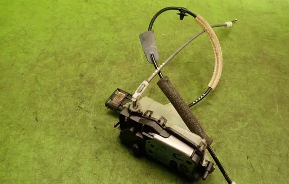 Peugeot 301 Rear door lock 16943327