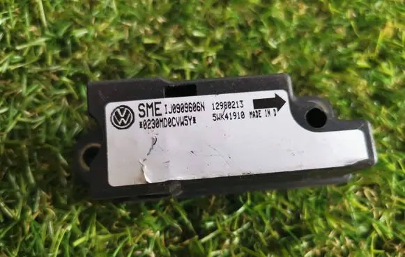 Volkswagen Golf IV Airbag deployment crash/impact sensor 1J0909606N 5WK41910 12980213