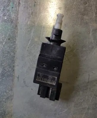 Mercedes-Benz E W210 Brake pedal sensor switch 0015454009