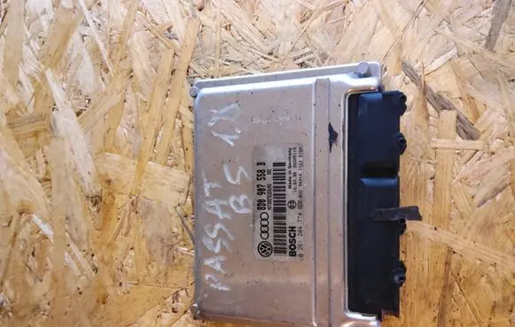 Volkswagen PASSAT B5 Engine control unit/module 8D0907558B 0261204774