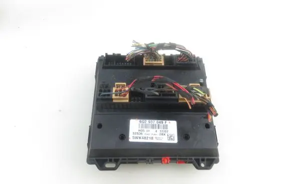 Volkswagen Fox Central body control module 5WK4818 6Q2937049F