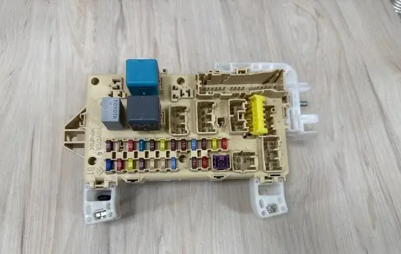 Toyota Corolla Verso AR10 Fuse module 892210F010 3301774884 06072712161001