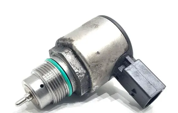 Volkswagen Golf VII Fuel pressure regulator 04L130764B