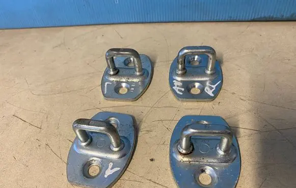 Toyota Avensis T270 Front door lock loop/hook striker 