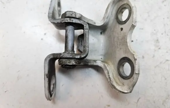 Toyota Land Cruiser (J120) Rear door upper hinge