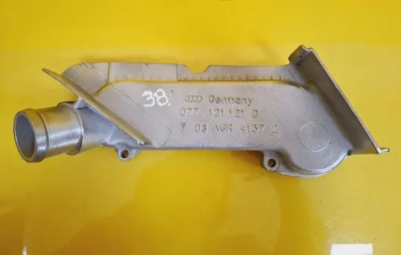 Volkswagen Touareg I Thermostat housing 077121121D