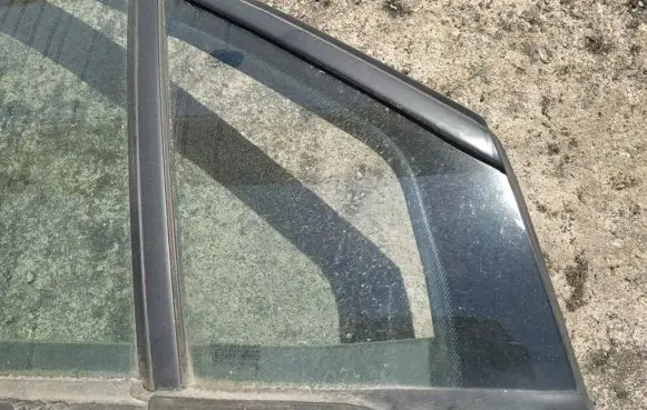 Peugeot 807 Front door vent window glass four-door 