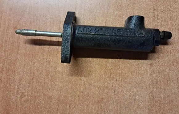 Mercedes-Benz Sprinter W901 W902 W903 W904 Clutch slave cylinder 0022950607