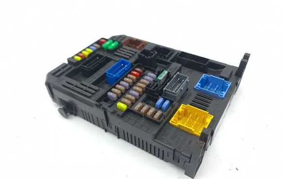 Peugeot 2008 II Fuse module 9832881080