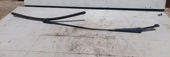 Windshield/front glass wiper blade