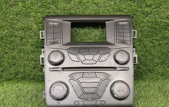 Head unit multimedia control