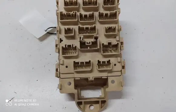 Toyota Yaris Fuse module 827300D040 073212210705 N2904